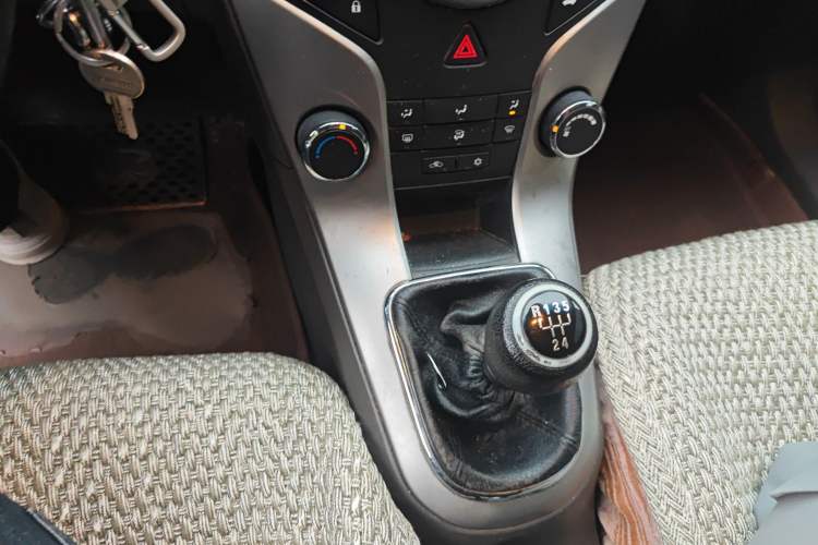 Used Chevrolet Cruze 2015 1.5L Classic SL MT Gear Lever