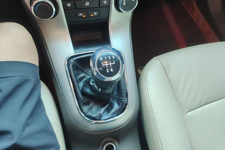 Used Chevrolet Cruze 2015 1.5L Classic SL MT Gear Lever