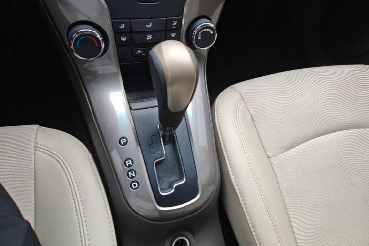 Used Chevrolet Cruze 2015 1.5L Classic SE AT Gear Lever