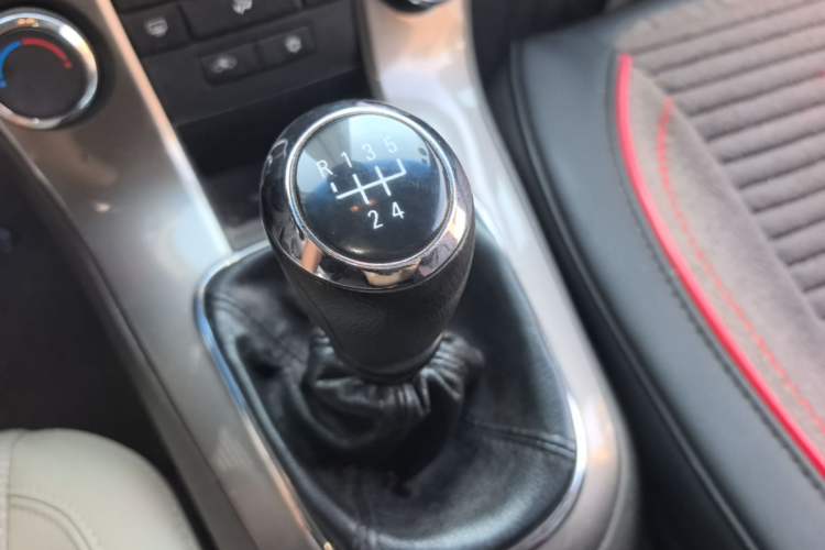 Used Chevrolet Cruze 2015 1.5L Classic SE MT Gear Lever