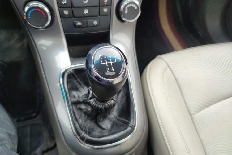 Used Chevrolet Cruze 2015 1.5L Classic SE MT Gear Lever