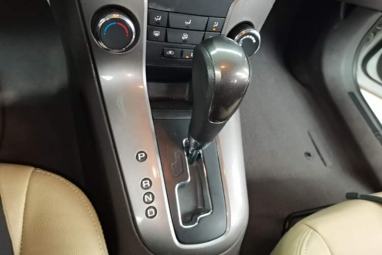 Used Chevrolet Cruze 2015 1.5L Classic SE AT Gear Lever