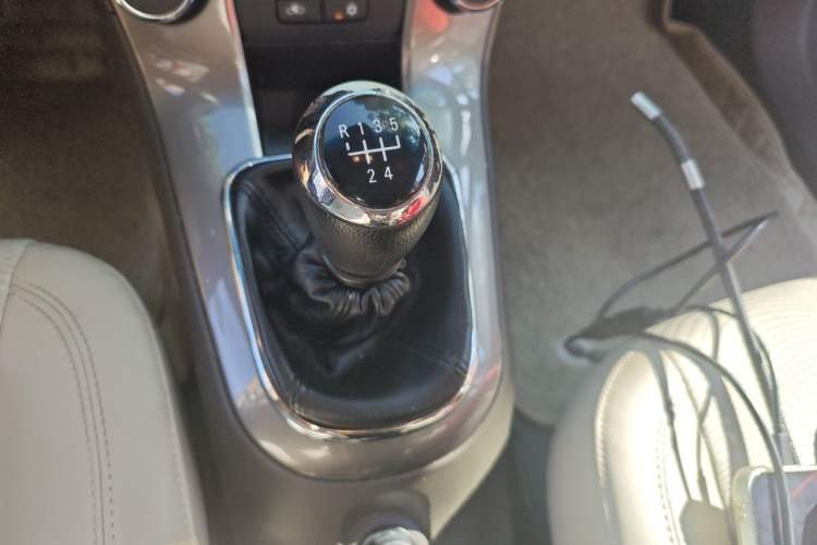 Used Chevrolet Cruze 2015 1.5L Classic SE MT Gear Lever