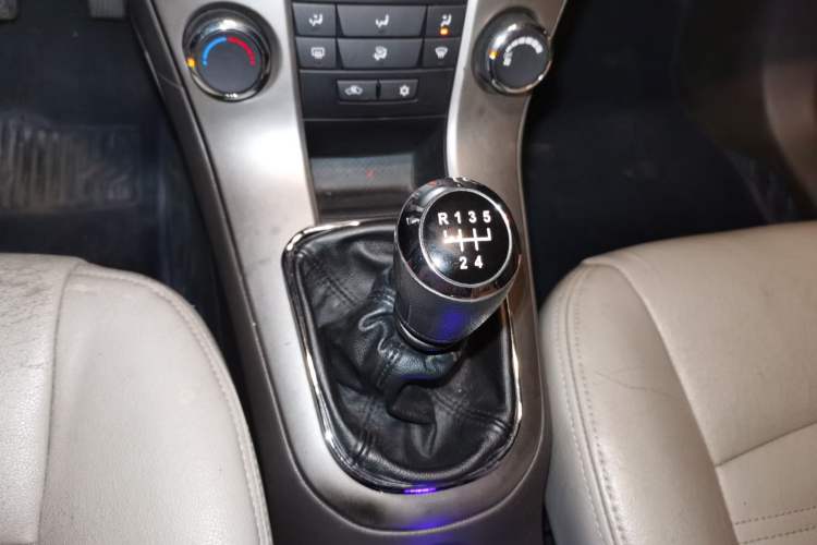 Used Chevrolet Cruze 2015 1.5L Classic SL MT Gear Lever