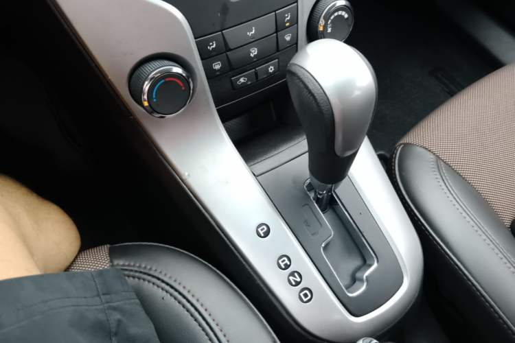 Used Chevrolet Cruze 2015 Hatchback 1.6L Automatic Comfort Edition Gear Lever