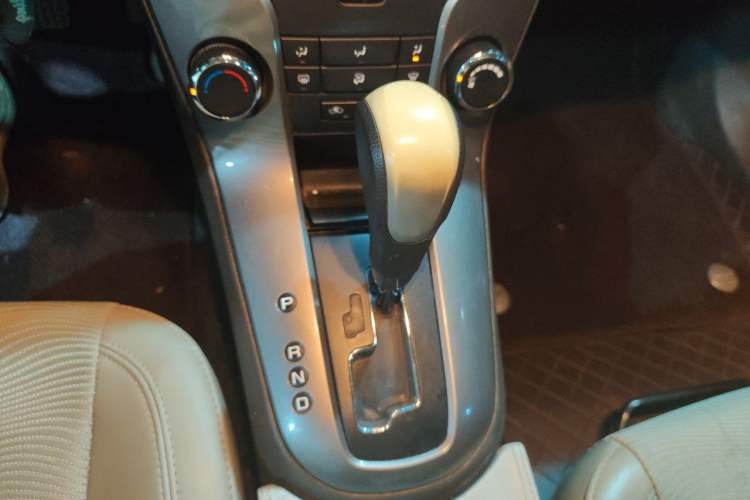 Used Chevrolet Cruze 2015 1.5L Classic SE AT Gear Lever