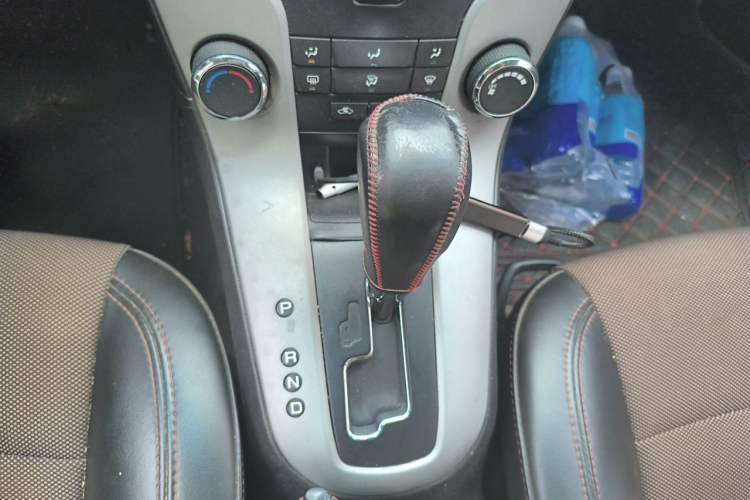 Used Chevrolet Cruze 2015 Hatchback 1.6L Automatic Comfort Edition Gear Lever