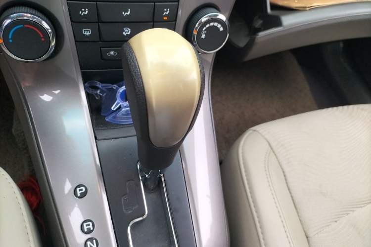 Used Chevrolet Cruze 2015 1.5L Classic SE AT Gear Lever