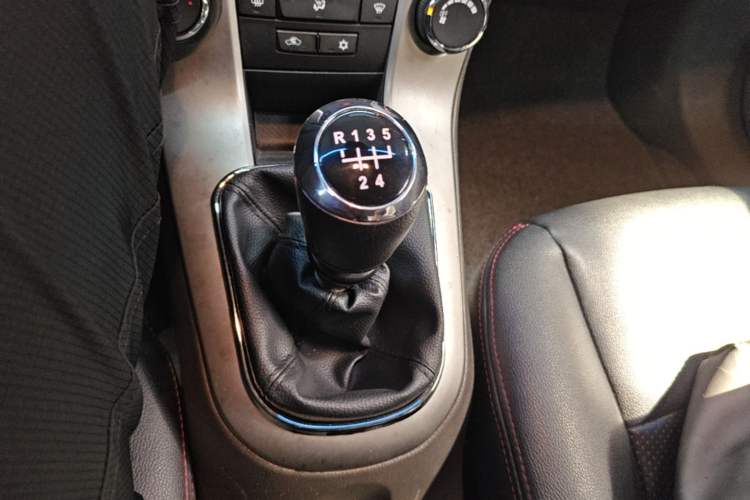 Used Chevrolet Cruze 2015 1.5L Classic SL MT Gear Lever