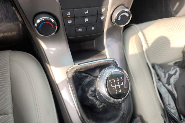 Used Chevrolet Cruze 2015 1.5L Classic SE MT Gear Lever