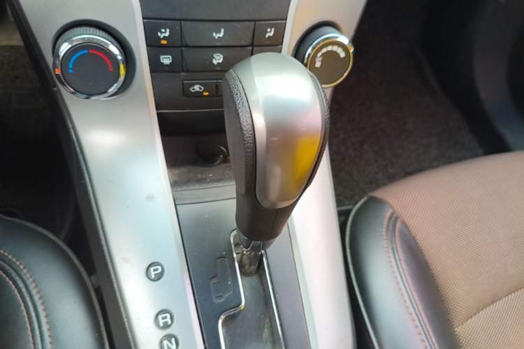 Used Chevrolet Cruze 2015 Hatchback 1.6L Automatic Comfort Edition Gear Lever
