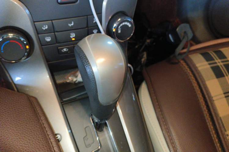 Used Chevrolet Cruze 2015 1.5L Classic SE AT Gear Lever
