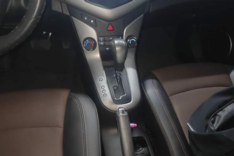 Used Chevrolet Cruze 2015 Hatchback 1.6L Automatic Comfort Edition Gear Lever