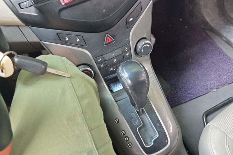 Used Chevrolet Cruze 2015 1.5L Classic SE AT Gear Lever