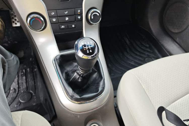 Used Chevrolet Cruze 2015 1.5L Classic SL MT Gear Lever
