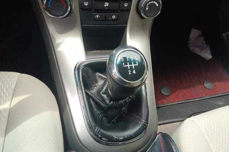 Used Chevrolet Cruze 2015 1.5L Classic SL MT Gear Lever