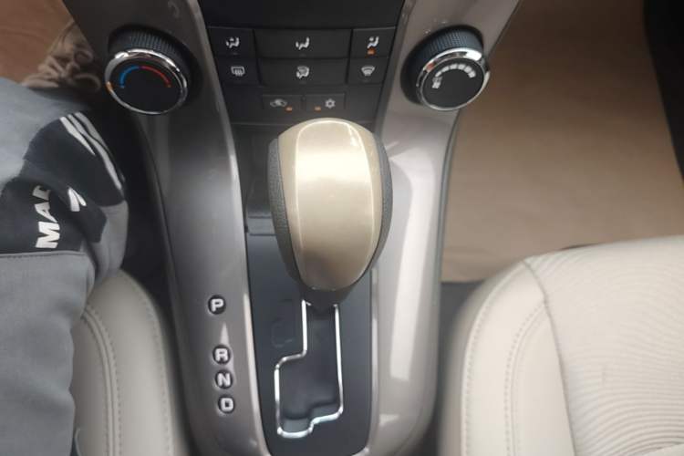 Used Chevrolet Cruze 2015 1.5L Classic SE AT Gear Lever
