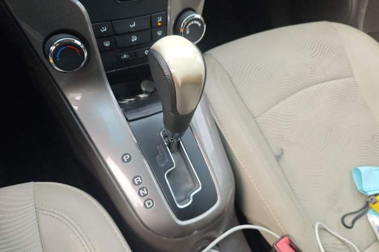 Used Chevrolet Cruze 2015 1.5L Classic SE AT Gear Lever