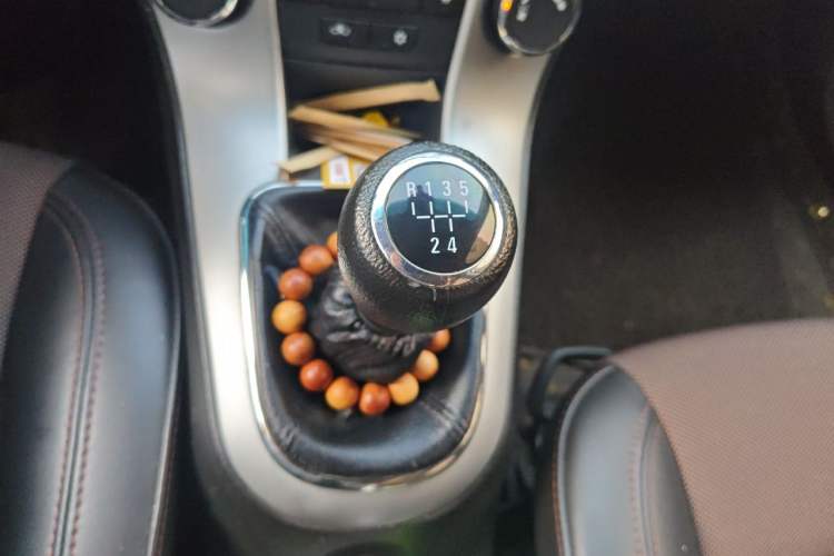 Used Chevrolet Cruze 2015 Hatchback 1.6L Manual Comfort Edition Gear Lever