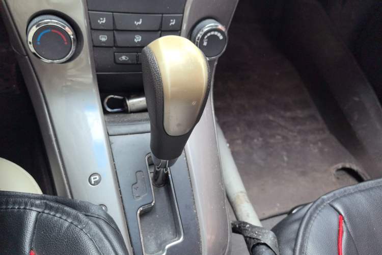 Used Chevrolet Cruze 2015 1.5L Classic SE AT Gear Lever