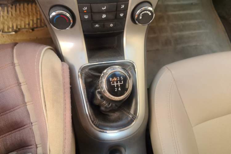 Used Chevrolet Cruze 2015 1.5L Classic SL MT Gear Lever