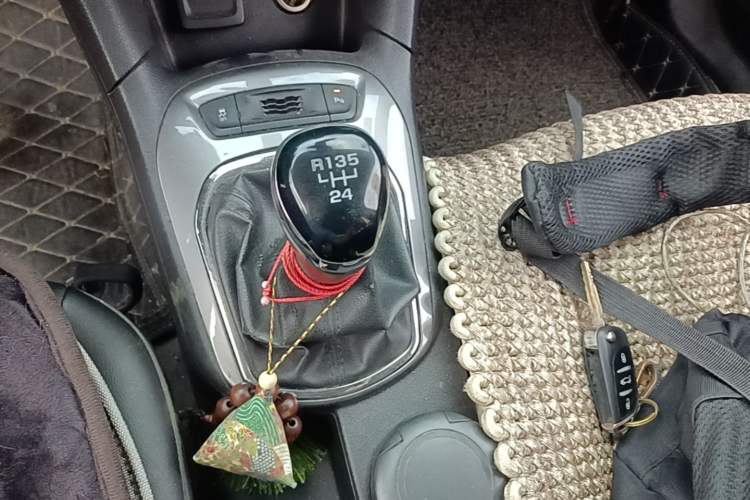 Used Chevrolet Cruze 2015 1.5L Manual Elite Edition Gear Lever