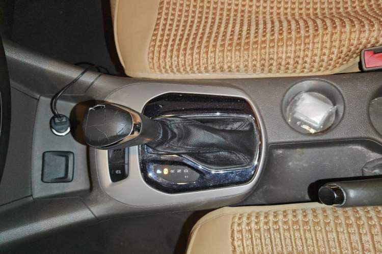 Used Chevrolet Cruze 2015 1.5L Automatic Fashion Navigation Edition Gear Lever