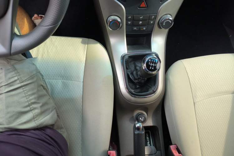 Used Chevrolet Cruze 2015 1.5L Classic SL MT Gear Lever