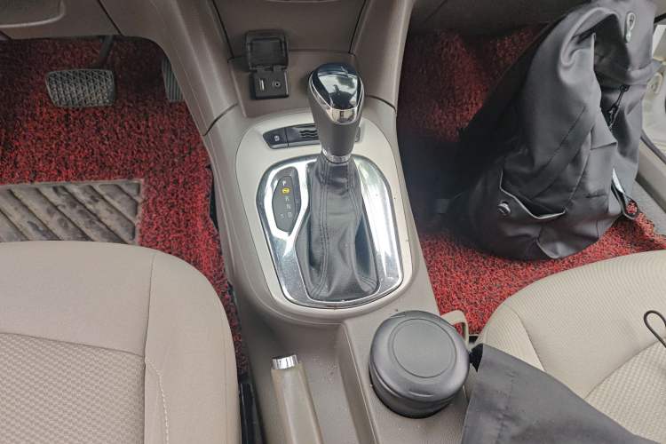 Used Chevrolet Cruze 2015 1.5L Automatic Fashion Navigation Edition Gear Lever