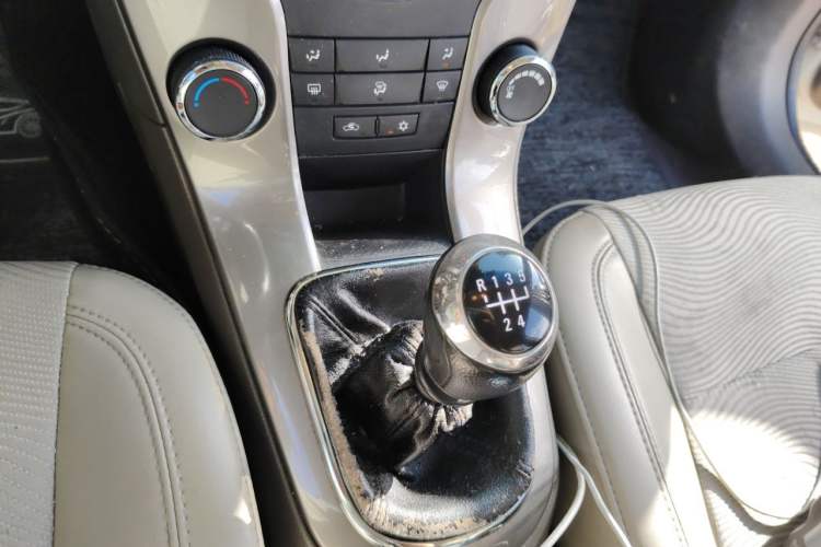 Used Chevrolet Cruze 2015 1.5L Classic SE MT Gear Lever