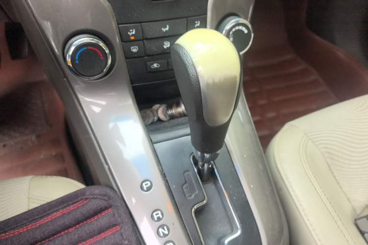 Used Chevrolet Cruze 2015 1.5L Classic SE AT Gear Lever