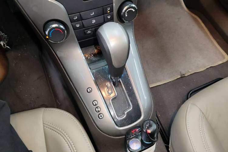 Used Chevrolet Cruze 2015 1.5L Classic SE AT Gear Lever