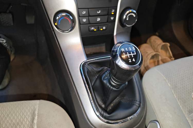 Used Chevrolet Cruze 2015 1.5L Classic SL MT Gear Lever