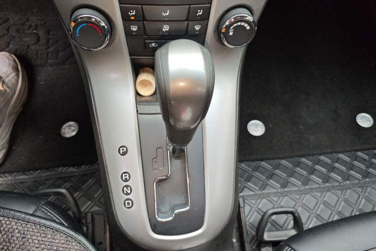 Used Chevrolet Cruze 2015 Hatchback 1.6L Automatic Comfort Edition Gear Lever