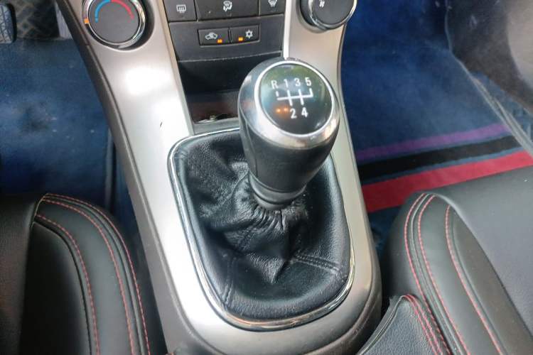 Used Chevrolet Cruze 2015 1.5L Classic SL MT Gear Lever