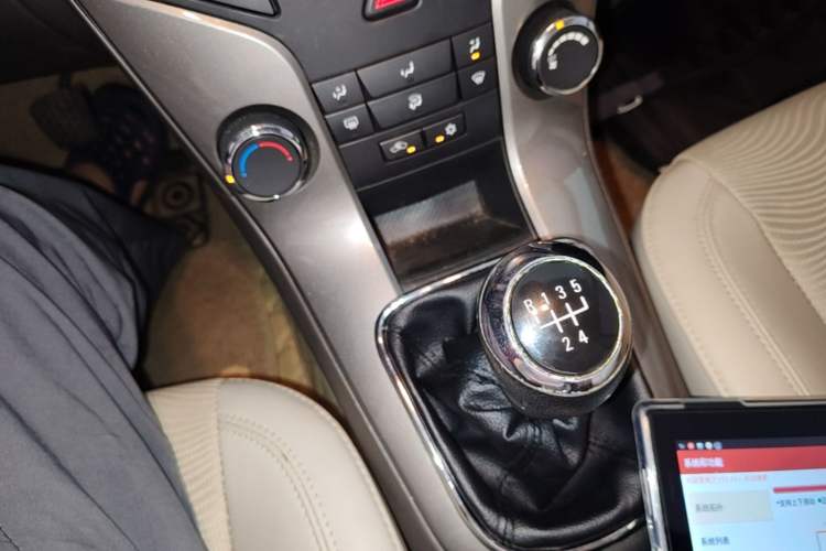 Used Chevrolet Cruze 2015 1.5L Classic SE MT Gear Lever