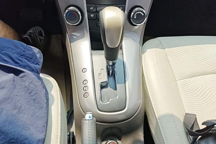 Used Chevrolet Cruze 2015 1.5L Classic SE AT Gear Lever