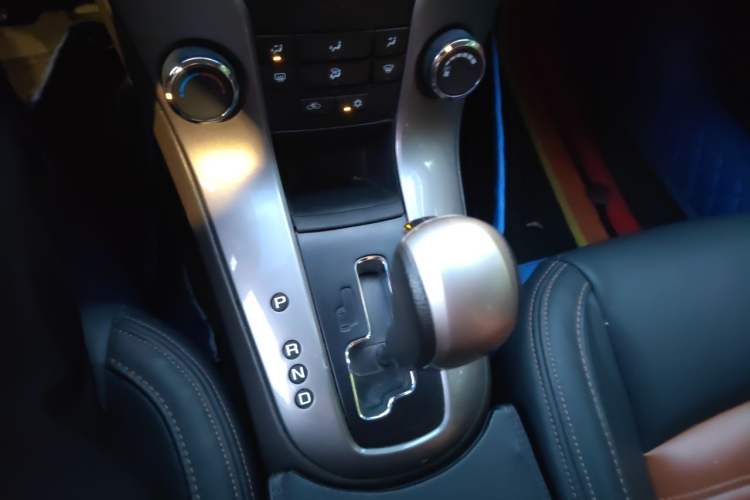 Used Chevrolet Cruze 2015 1.5L Classic SE AT Gear Lever