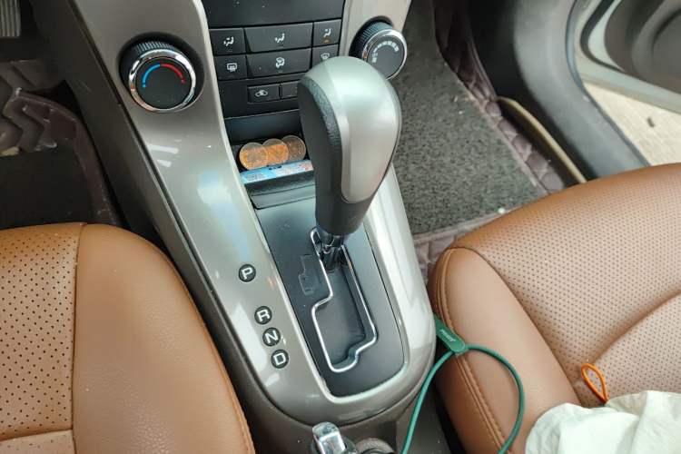 Used Chevrolet Cruze 2015 1.5L Classic SE AT Gear Lever