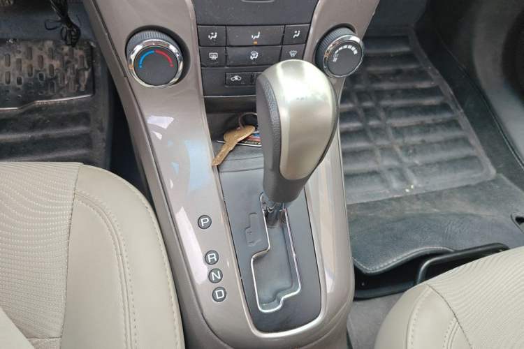 Used Chevrolet Cruze 2015 1.5L Classic SE AT Gear Lever