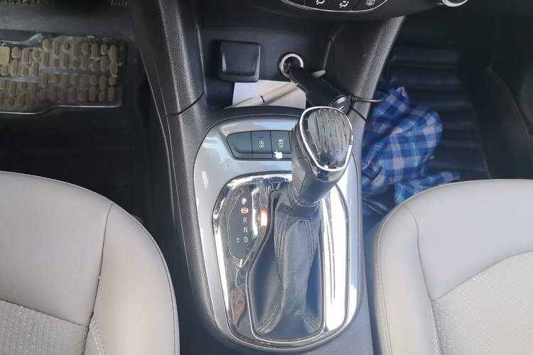 Used Chevrolet Cruze 2015 1.5L Automatic Luxury Edition Gear Lever