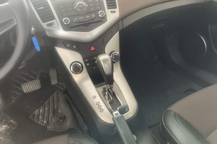 Used Chevrolet Cruze 2015 Hatchback 1.6L Automatic Comfort Edition Gear Lever