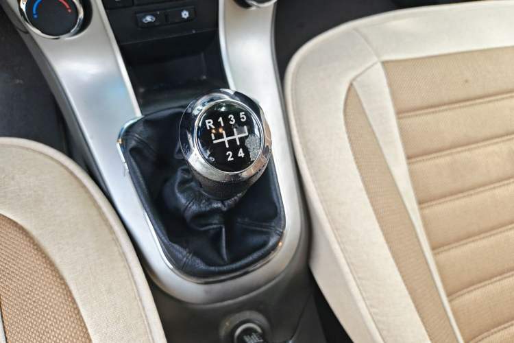 Used Chevrolet Cruze 2015 1.5L Classic SL MT Gear Lever