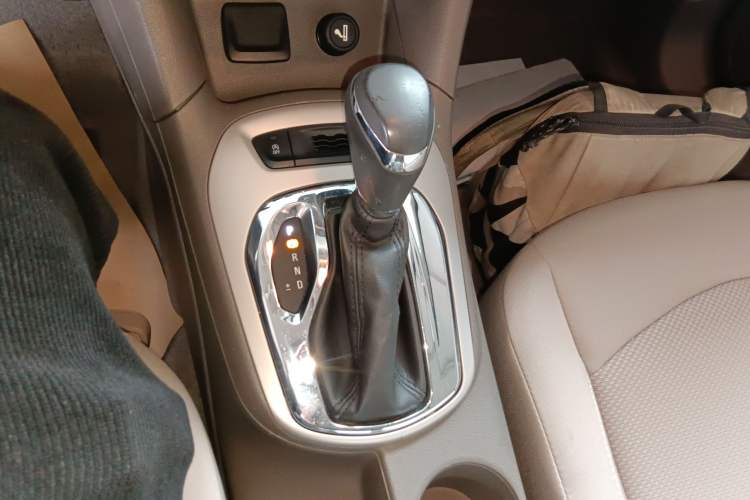 Used Chevrolet Cruze 2015 1.5L Automatic Fashion Navigation Edition Gear Lever