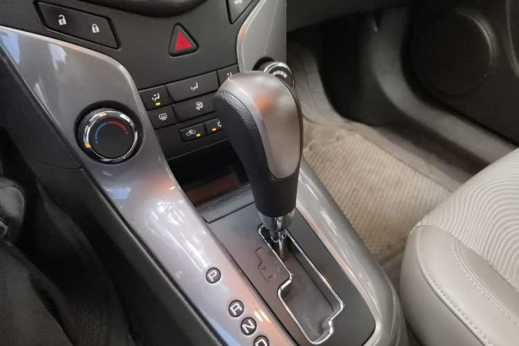 Used Chevrolet Cruze 2015 1.5L Classic SE AT Gear Lever