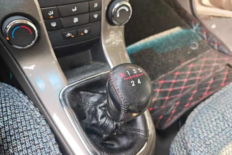 Used Chevrolet Cruze 2015 1.5L Classic SE MT Gear Lever