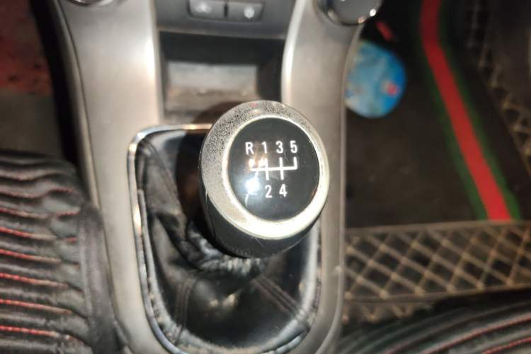 Used Chevrolet Cruze 2015 1.5L Classic SL MT Gear Lever