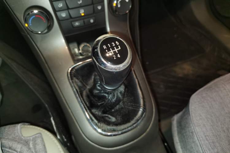 Used Chevrolet Cruze 2015 1.5L Classic SE MT Gear Lever