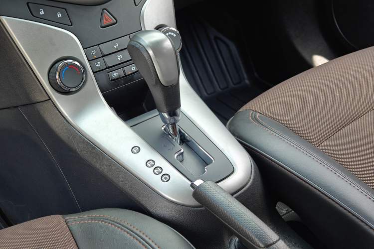 Used Chevrolet Cruze 2015 Hatchback 1.6L Automatic Comfort Edition Gear Lever