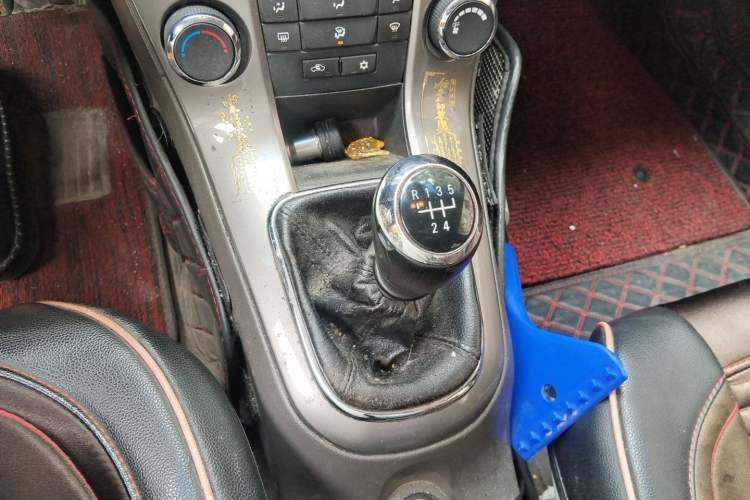 Used Chevrolet Cruze 2015 1.5L Classic SE MT Gear Lever